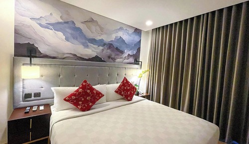 Deluxe Lakeview King (Newly Renovated)