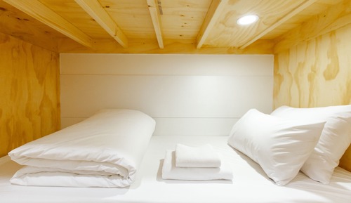 Dormitorio compartido, solo para mujeres, sin ventanas (6 People, Shared Bathroom Outside)