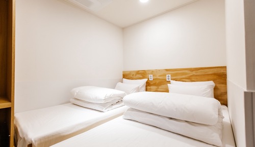 Habitación económica con 2 camas individuales, sin ventanas