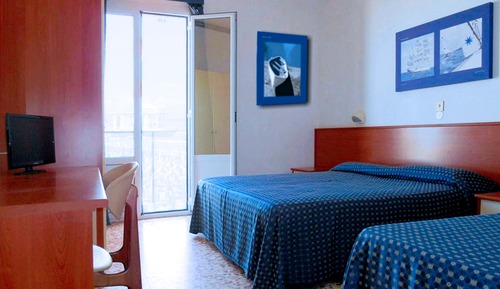 Habitación triple, balcón