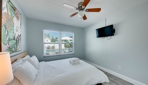 One-Bedroom Suite, Pool View (Unit 5)