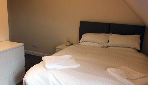 Habitación básica con 1 cama doble o 2 individuales, baño privado (Double or Twin Room)