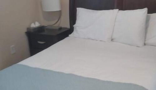 Room 15: Standard Queen - Located in House Next to Mansion