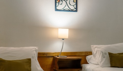 Habitación básica con 2 camas individuales