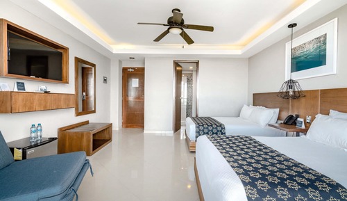 Habitación estándar, 2 camas dobles, vistas a la laguna