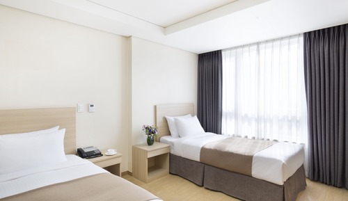 Habitación superior con 2 camas individuales, vistas a la ciudad