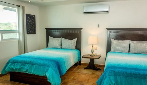 Habitación doble superior, varias camas, balcón, vistas al mar