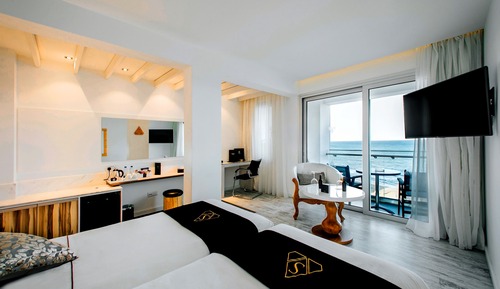 Habitación superior con 2 camas individuales, balcón, vistas al mar