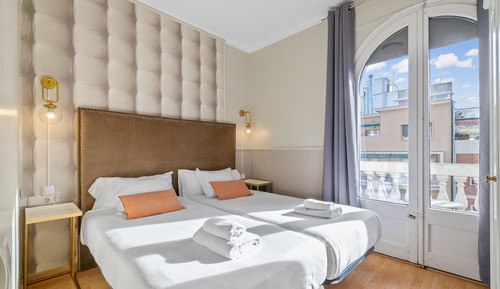 Exclusive apartment, 3 bedrooms, with balconies and views of Sagrada Familia/shared terrace