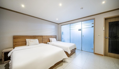 Room (Twin)