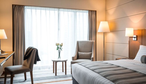 Habitación superior, 1 cama de matrimonio grande, vistas a la ciudad (Premium)
