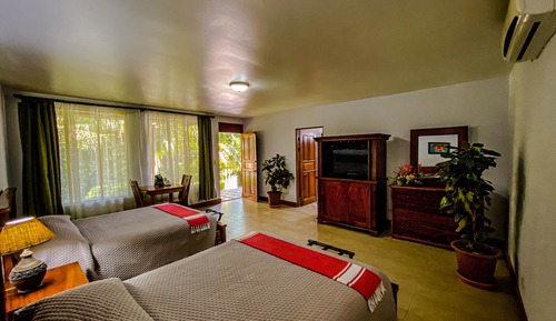 Habitación Deluxe doble, 2 camas de matrimonio, vistas al jardín