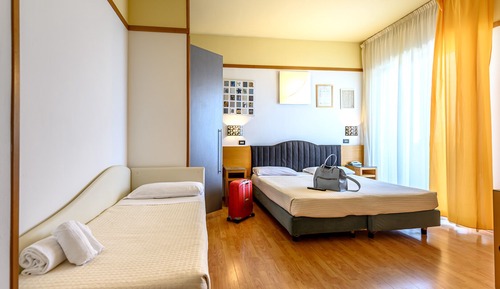 Habitación triple, vistas al mar