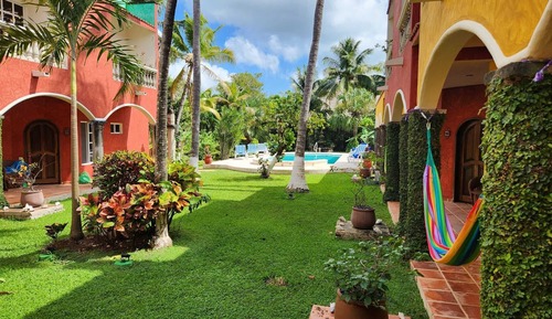 Villa romántica, acceso a la piscina, junto a la piscina