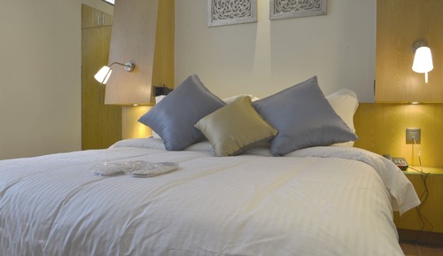 Habitación estándar con 1 cama doble o 2 individuales, vistas a la ciudad