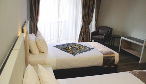 DELUXE ROOM