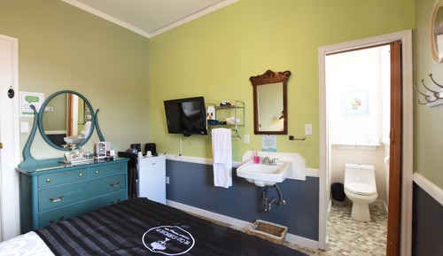 Habitación estándar, 1 cama de matrimonio, frigorífico, vistas parciales al mar
