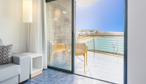 Habitación junior con 2 camas individuales, vistas al mar (Frontal)