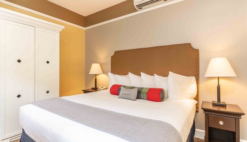 Suite (King Suite w/Two Sofa Beds & Balcony)