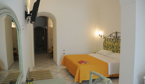 Habitación superior con 1 cama doble o 2 individuales, vistas al jardín