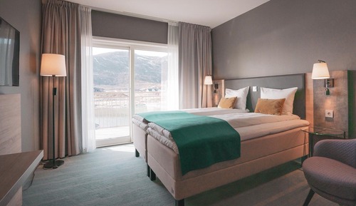 Habitación superior con 2 camas individuales, balcón, vistas parciales al mar