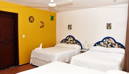 Habitación triple tradicional, 1 habitación, baño privado, en una planta alta