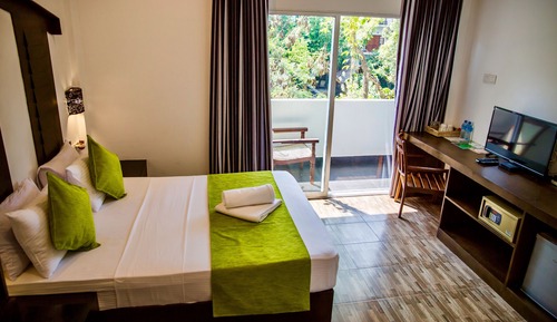 Habitación superior con 1 cama doble o 2 individuales, en la zona del jardín