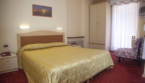 Habitación estándar con 1 cama doble o 2 individuales, vistas a la montaña