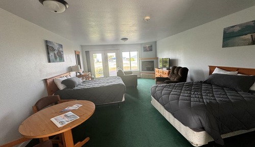 Estudio estándar, 2 camas de matrimonio, ducha adaptada, vistas parciales al mar
