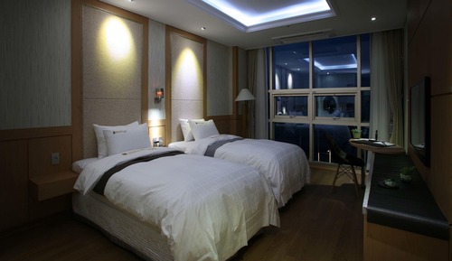 Habitación superior con 2 camas individuales, vistas al mar