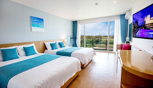 Habitación superior con 2 camas individuales, vistas al jardín