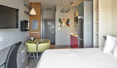 Suite estudio, cocina básica, vistas al jardín