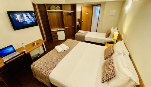 Habitación triple (1 Double + 1 Single Bed )