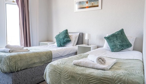 Habitación con 2 camas individuales, vistas al mar