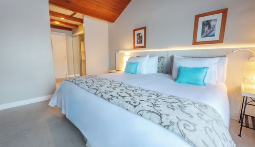 Habitación superior con 1 cama doble o 2 individuales, vistas al mar