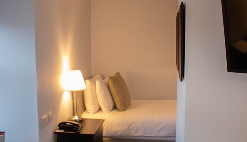 Habitación clásica con 2 camas individuales, vistas parciales al mar