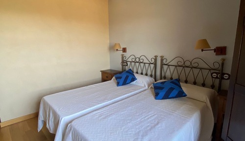 Habitación básica con 2 camas individuales