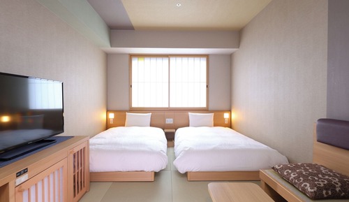 Habitación básica con 2 camas individuales