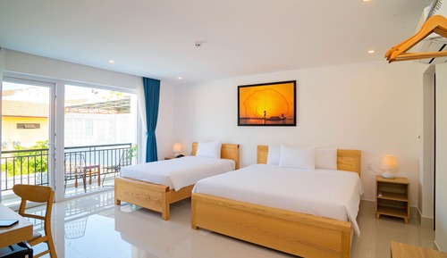 Habitación triple Deluxe, varias camas, balcón, vistas a la ciudad
