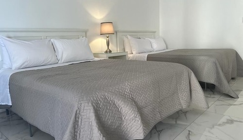 Estudio básico, 2 camas de matrimonio