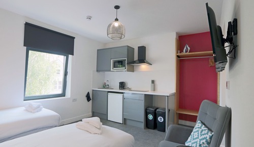 Habitación superior con 2 camas individuales, baño privado