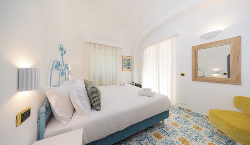 Ático panorámico, 2 habitaciones, vistas al mar, en una planta alta