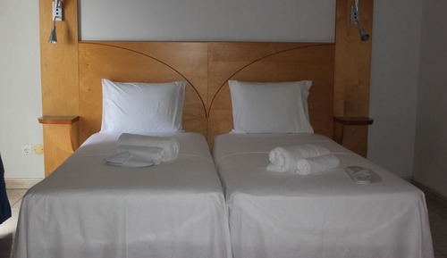 Habitación económica con 1 cama doble o 2 individuales, 1 cama doble, balcón, vistas a la playa