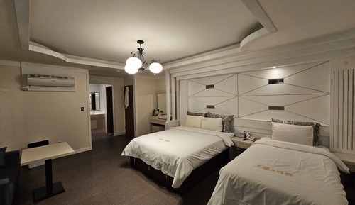 Deluxe Family Room