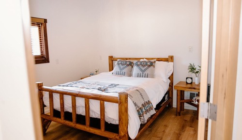 Habitación estándar doble, 1 cama de matrimonio, baño compartido, vistas a la montaña