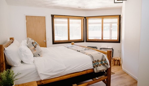 Habitación Premium doble, 1 cama de matrimonio grande, baño compartido, vistas a la montaña
