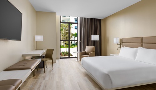 Habitación estándar, 1 cama de matrimonio grande con sofá cama (Mobility/Hearing Accessible, Tub)