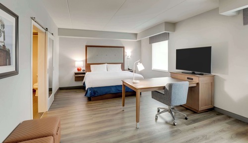 Estudio, 1 cama de matrimonio grande, frigorífico y microondas (Wet bar)