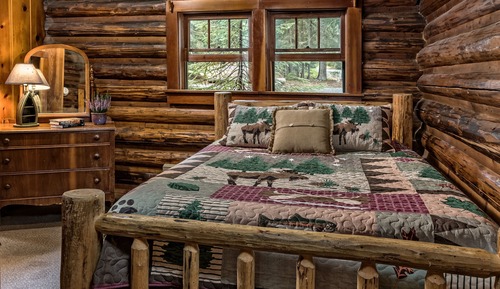 Odell Lake Historic Cabin-Queen Log Bed