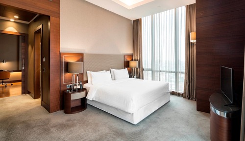 Suite Club, 1 cama de matrimonio grande con sofá cama, en esquina